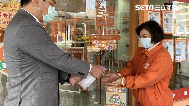 抗肺炎！房仲防疫　想進店面先量體溫