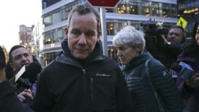 美國哈佛大學教授李柏（Charles Lieber）（前左）被控提供不實陳述，隱瞞自己曾參加中國涉嫌竊取智財的「千人計畫」。（圖／美聯社／達志影像）