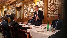 義大利14位友台議員聯署致賀蔡總統連任義國「國會友台協會」主席馬蘭（Lucio Malan）參議員（站立者）等14為義大利參眾議員聯署致函恭賀蔡總統連任是民主勝利。（駐義代表處提供）中央社記者黃雅詩羅馬傳真　109年1月31日