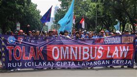 數千印尼勞工抗議吸引外資新法數千名印尼勞工30日走上街頭，抗議印尼總統佐科威即將提出的創造就業綜合法案。他們指出，政府要吸引外資，應提高勞工素質，不是打壓勞工權益。中央社記者石秀娟雅加達攝　109年1月31日