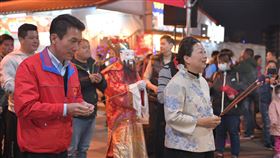 花蓮東大門自強夜市重新開幕花蓮東大門自強夜市108年6月間發生火警，造成32攤位全毀，經縣府規劃重建，30日晚間重新開幕，縣長徐榛蔚（前右）、觀光處副處長張志翔（前左）等人參拜，祈求神明庇佑生意興隆、平安順利。（花蓮縣政府提供）中央社記者張祈花蓮傳真　109年1月31日