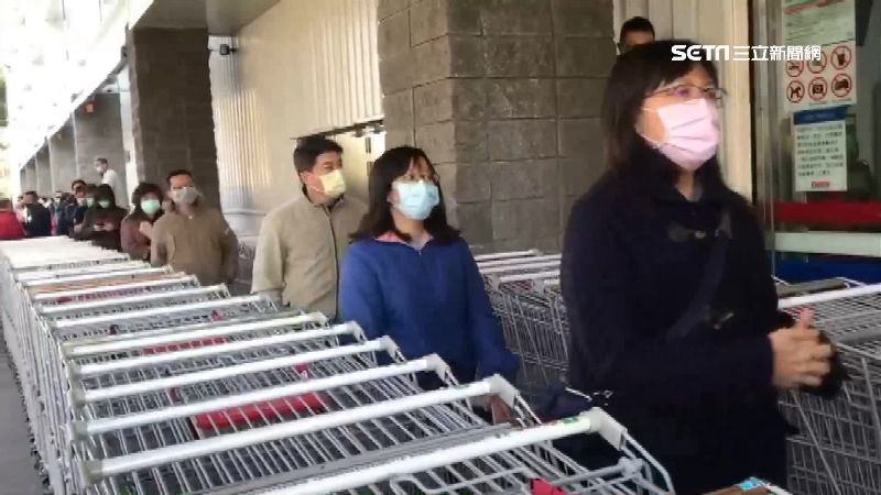 賣場手推車當拒馬！民眾爆氣搶買口罩