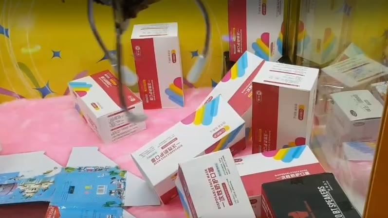 娃娃機驚見口罩　台主喊冤：沒地方放