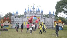 牛埔仔園區光影環境藝術裝置　遊客駐足阿里山公路觸口段旁「牛埔仔園區」，交通部觀光局阿里山國家風景區管理處日前打造「光影環境藝術裝置」，結合浪漫草原意象，農曆新年期間吸引不少遊客駐足。中央社記者蔡智明攝　109年1月31日