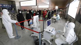 上海將實施預約登記購買口罩中國上海市31日宣布，為進一步加強武漢肺炎防控，全市統一從2月2日開始，口罩改採預約登記購買。圖為上海26日起在所有火車站出口設置測溫點，對抵達上海的旅客全部進行體溫檢測。（中新社提供）中央社　109年1月31日
