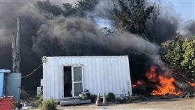 台中龍井堆放廢塑料場地傳火警（2）台中市龍井區一處堆放塑膠廢料的場地31日發生火警，火勢一度波及旁邊的貨櫃屋，幸無人受困受傷，起火原因警消仍在調查中。（台中市消防局提供）中央社記者蘇木春傳真　109年1月31日