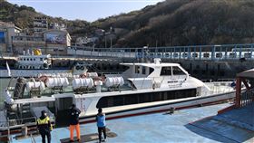 武漢肺炎疫情嚴峻　黃岐小三通連兩天出境客掛零武漢肺炎疫情持續延燒，馬祖北竿白沙往中國大陸黃岐的小三通航線出境人數已經連續兩天「掛零」，碼頭邊除了工作人員和船員外，沒有一名乘客。（連江縣政府提供）中央社　109年1月31日