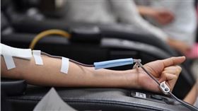 血液基金會表示，截至31日台北地區血液庫存已不足7天，O型血更只剩3.7天，呼籲民眾挽袖捐血。（中央社檔案照片）