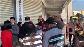 雲林西螺的拓環保科技有限公司，民眾不滿排隊還買不到口罩，現場相當火爆。（圖／翻攝自YouTube）