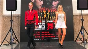 愛爾蘭踢踏舞團員馬修．史密斯（MATTHEW SMITH）、女舞者艾琳．麥基拉薇（ERIN MCLLRAVEY ）照片提供：寬宏藝術
