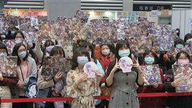 台北動漫節首日　粉絲配合防疫入場2020第8屆台北國際動漫節31日起登場，正值寒假期間，吸引不少年輕粉絲到場參與簽名會等活動，由於近期武漢肺炎疫情嚴峻，民眾都配合防疫規定戴口罩進場。中央社記者陳政偉攝　109年1月31日