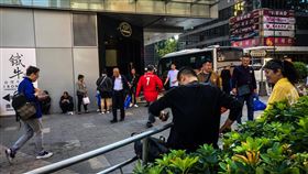 反送中抗爭持續　訪港陸客減少香港反送中運動持續至今未歇，也影響中國大陸民眾造訪香港意願，圖為陸客團25日在市政局百週年紀念公園周邊休憩。中央社記者吳家昇攝　108年11月25日