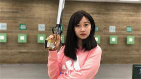 台灣射擊女將吳佳穎　靠做指甲紓壓（1）台灣射擊女將「證件妹」吳佳穎持續備戰2020東京奧運，她31日透露，在比賽和訓練之餘，會靠著做指甲紓壓，自己還備有光療機。中央社記者黃巧雯攝　109年1月31日