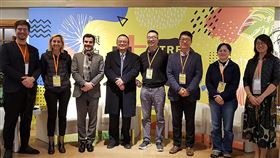 2020思辨之夜登場　探討與自然共生「2020思辨之夜：與自然共生」31日晚間在台博館南門園區舉行，文化部次長蕭宗煌（左4）、法國在台協會學術合作暨文化處長柯柏睿（David Kibler）（左3）等人出席。中央社記者鄭景雯攝　109年1月31日