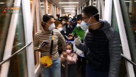 首批滯留海外湖北同胞回國　網友淚崩
