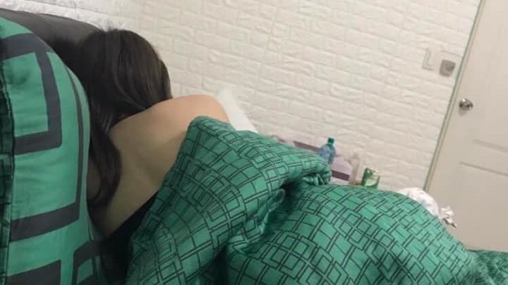 凍未條！女友「躺床裸背」勾引掀暴動
