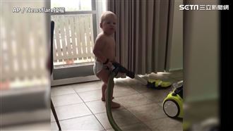 寶寶穿尿布吸地板　爸爸竟悠哉躺沙發