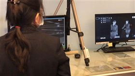 嚴防武漢肺炎　機場加強篩檢嚴格把關（1）依據衛福部疾管署規定，中國武漢直飛班機除飛行中的機上廣播，抵台後，檢疫人員會先登機進行檢疫措施，包括詢問旅客是否發燒、身體不適及相關旅遊史等紀錄，並在空橋門口增設紅外線熱影像儀，也會提醒旅客，14天內若有身體不適，應通報1922防疫專線協助就醫。中央社記者吳睿騏桃園機場攝  109年1月21日