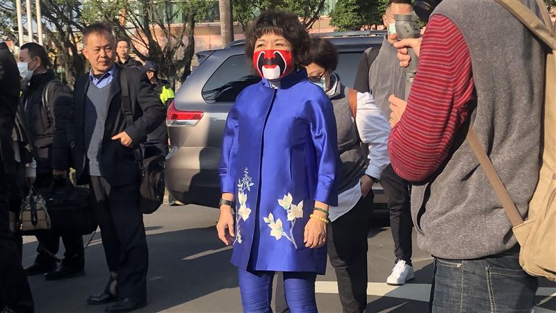 葉毓蘭關公臉譜口罩　是他的競選小物