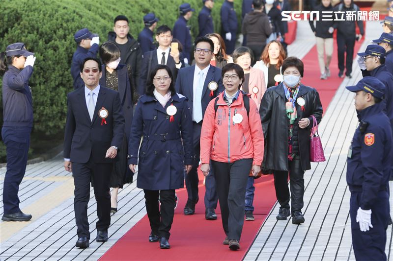 民眾黨立委報到首日　被路人嗆：滾蛋