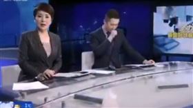 大陸男主播「鏡頭前突然狂咳」！　新聞播一半講不出話…女主播緊急助援（圖／匯荊州微博）