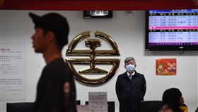 台鐵成立防疫小組　應變春節返鄉潮中國武漢肺炎疫情持續延燒，台鐵特別成立「武漢肺炎防疫聯絡小組」協助處理相關事宜，以應變即將到來的春節返鄉人潮。中央社記者林俊耀攝　109年1月22日