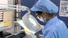 聯嘉竹南廠產線直擊LED車燈元件及模組廠聯嘉光電8日開放參觀竹南廠產線。圖為產線人員目視檢查元件。中央社記者吳家豪攝　107年5月8日