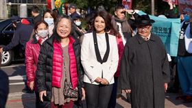 ▲林楚茵偕父母走紅毯（圖／翻攝自林楚茵臉書）