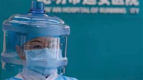 防護用具超不足…醫護竟割水桶當護目鏡　拿雨衣當防護服
圖／翻攝自推特