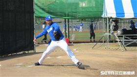 ▲富邦悍將投手Bryan Woodall（伍鐸）成為春訓最早牛棚洋投，總教練洪一中與投手教練吳俊良觀看。（圖／記者蕭保祥攝影）