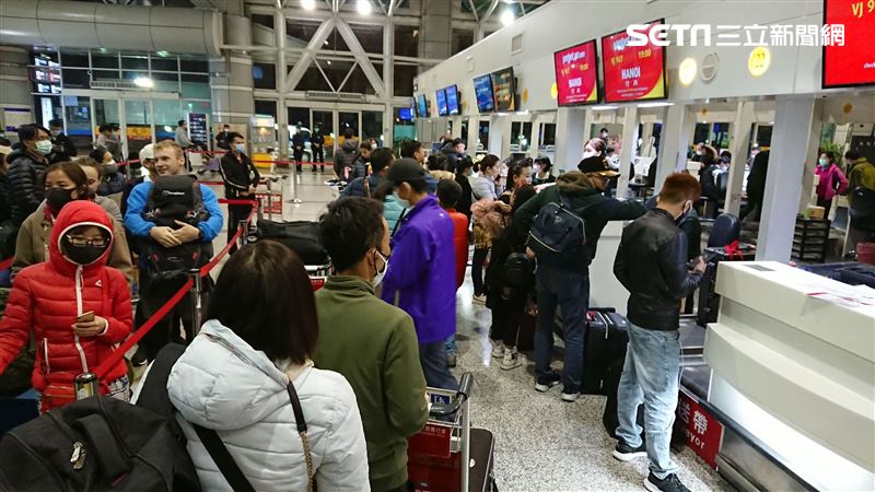 越南禁飛令大逆轉　小港機場大排長龍