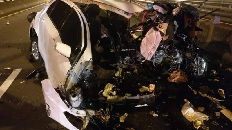 西濱快速路車禍／車頭被「撕裂」全開