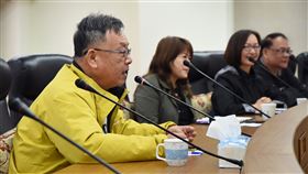 慎防武漢肺炎  澎機場與港口設紅外線體溫測量儀武漢肺炎疫情延燒，澎湖縣長賴峰偉（左）1日在防疫會報中指示，縣府決議自行購置裝設澎湖空、港紅外線體溫測量儀，機場及港務等單位屆時需加派人力配合檢疫，以有效防堵疫情流入。（澎湖縣政府提供）中央社　109年2月1日