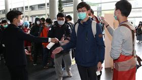 台北國際動漫節　民眾戴口罩排隊量體溫進場第8屆台北國際動漫節31日在南港展覽館登場，主辦單位嚴格執行防疫措施，入場參觀民眾除配戴口罩，也必須在入口處量體溫，並在雙手噴上消毒液再入場。中央社記者鄭傑文攝　109年1月31日