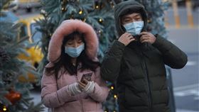 武漢肺炎疫情延燒　民眾戴口罩出遊（2）武漢肺炎疫情持續延燒，民眾1日把握假日時光到信義區商圈逛街，不忘戴上口罩防疫。中央社記者裴禛攝　109年2月1日