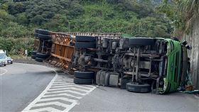 貨櫃車台62線失控翻覆　匝道封閉一輛貨櫃車2日上午9時15分行經台62甲線接台62線新北市瑞芳區四腳亭入口匝道轉彎處失控翻覆，由於相關人員正在清理路面油漬及散落物，截至上午11時50分許匝道仍封閉中。（翻攝照片）中央社記者王朝鈺傳真 109年2月2日