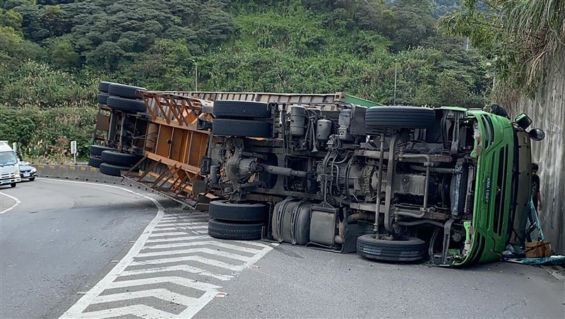 貨櫃車台62線過彎翻覆　匝道封閉
