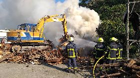園藝公司木材露天燃燒　挖土機開挖撲滅