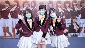 AKB48 Team TP 於昨（1日）舉辦台中場簽唱會，團員潘姿怡、冼迪琦和劉曉晴全程戴口罩（好言娛樂提供）