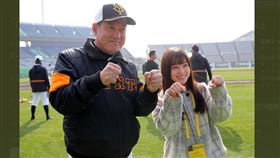 橋本環奈和巨人一二軍監督原辰德、阿部慎之助合影。（圖／翻攝自巨人隊推特）