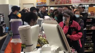 提早卡位買口罩　超商人龍綿延十公尺