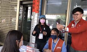 台灣基進黨提供,一次完成連署罷免韓國瑜,獲當場放炮慶祝