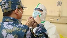 武漢肺炎疫情擴散，中國解放軍投入防疫工作。醫護人員,防護衣,口罩,物資（圖／翻攝自中國軍網微信））