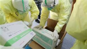 武漢肺炎疫情擴散，中國解放軍投入防疫工作。醫護人員,防護衣,口罩,物資（圖／翻攝自中國軍網微信）