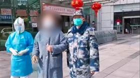中國武漢肺炎。圖為痊癒的患者王阿姨，1月28日從武昌醫院出院。（圖／翻攝自中國軍網微信）