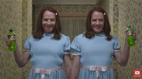 即將在本月3日舉行的2020年第54屆美式足球超級盃，從去年過年前開始熱潮就不斷，除了經典賽事與表演之外，廣告商更是砸下大筆的預算也要在比賽中的廣告時間露面，今年廣告商找來《絕命毒師》的布萊恩克萊斯頓（Bryan Cranston）與《冰與火之歌：權力遊戲》 的麥茜威廉斯（Maisie Williams）擔任主角，其中布萊恩克萊斯頓更是化身成經典電影《鬼店》的傑克和恐怖雙胞胎。　影片截圖