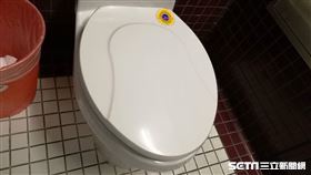 沖馬桶（圖／記者楊晴雯攝）