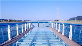 桃園中庄調整池景觀平台　成熱門打卡景點水利署北區水資源局表示，中庄調整池景觀平台因為採用透明橋面設計，遊客入內可拍出寬廣連天的水域景象，意外成為熱門打卡景點。（水利署北區水資源局提供）中央社記者吳睿騏桃園攝  109年2月2日