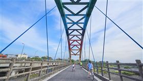 竹市府檢修彩虹橋　提升安全性新竹市17公里海岸線的彩虹1、2橋已使用超過15年，新竹市政府2日表示，將投入經費進行檢修，讓遊客擁有安全的遊憩體驗。（新竹市政府提供）中央社記者魯鋼駿傳真 109年2月2日