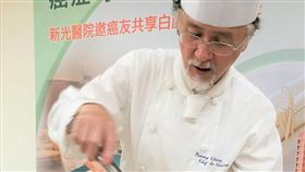 新光醫院邀請法樂琪主廚張振民，以滑順好入口的白蘆筍為主角，現場料理抗癌美食佳餚。（圖／記者楊晴雯攝）
